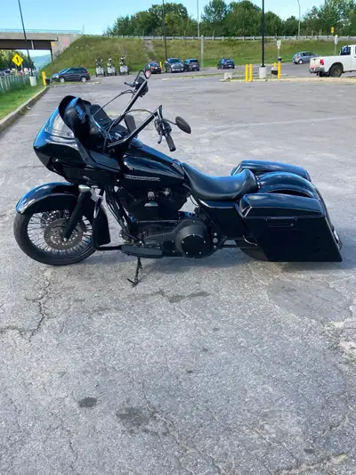 Harley Davidson Road Glide 2005. Très propre. Beau look. Tune up vient d’être fait. 48 000km. $15 00...