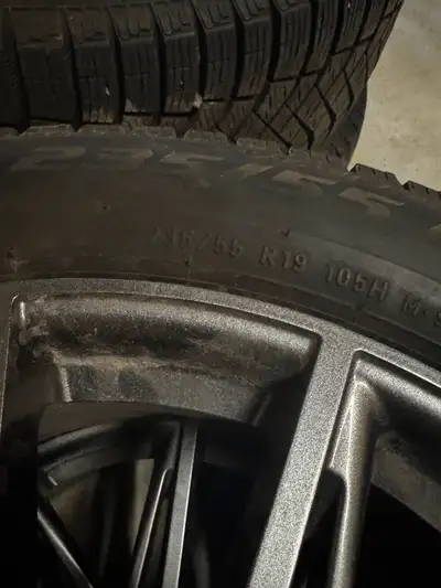 Comme neuve 1 hiver 5000km 235/55R19 Avec 4 mag comme neuve $1500.00