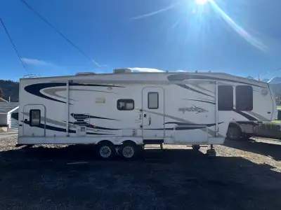 2008 Mako by Golf Stream. Has rear bunk room with closet. 33 feet long hitch to bumper, pulls very n...