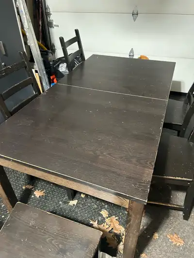 Table de cuisine de 37”1/4 par 69” 2 rallonge disponible sous la table pour l’allonger jusqu’à 102”...