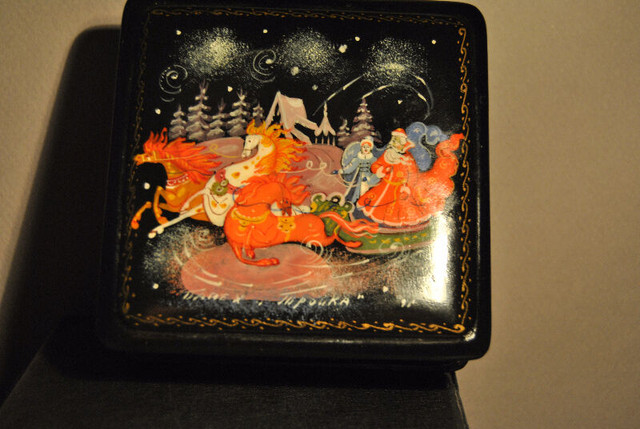Vintage Russian Lacquer Box Hand Painted Signed in Arts & Collectibles in Vancouver