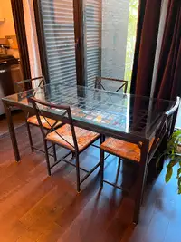Table de salon Ikea Granas metal et plateau en verre + 4 chaises