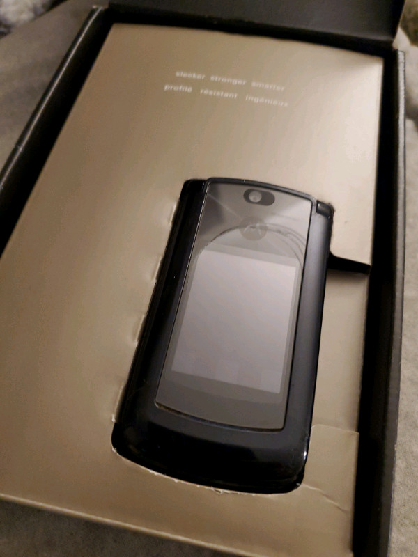 MOTOROLA  RAZR/2  V9 
 EXCELLENT CONDITION $140 dans Téléphones cellulaires  à Ville de Montréal - Image 2