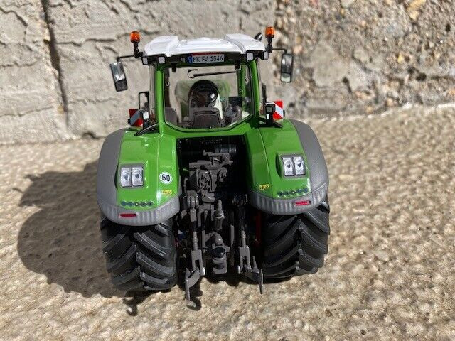 1/32 FENDT 1046 Farm Toy Tractor in Toys & Games in Regina - Image 3