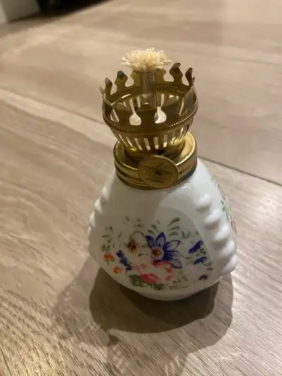 Very beautiful , old style oil lamp, excellent condition.