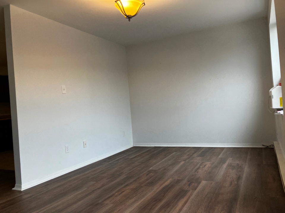 * 2 STOREY, 2 BEDROOM APARTMENT FOR RENT (PARKING AVAILABLE) * 4