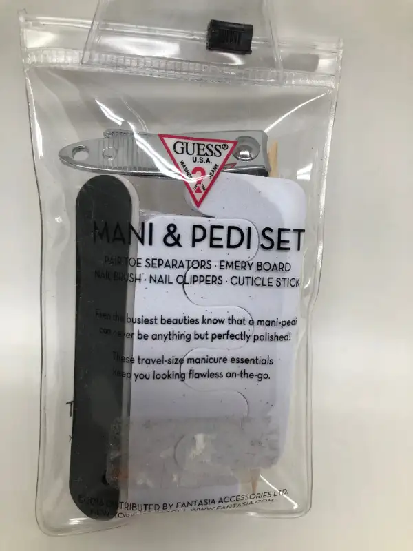 GUESS mini mani and pedi set - brand new62863271824897123