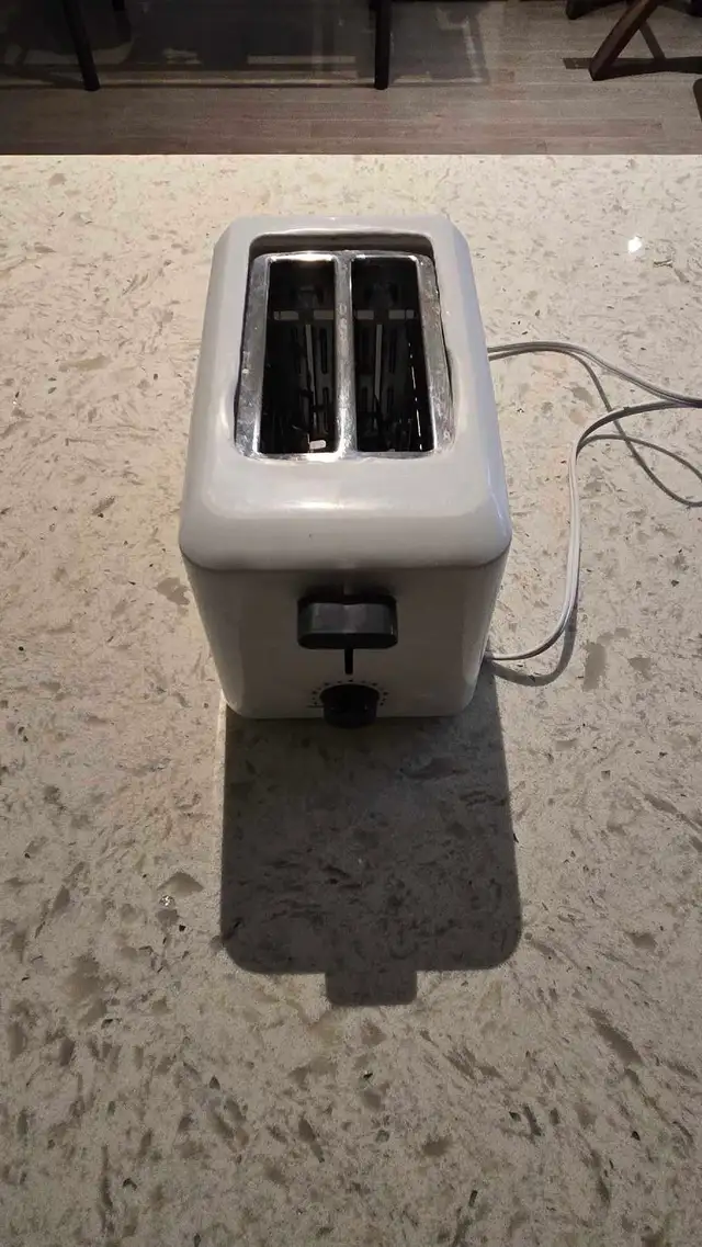 White toaster in Toasters & Toaster Ovens in Markham / York Region - Image 4