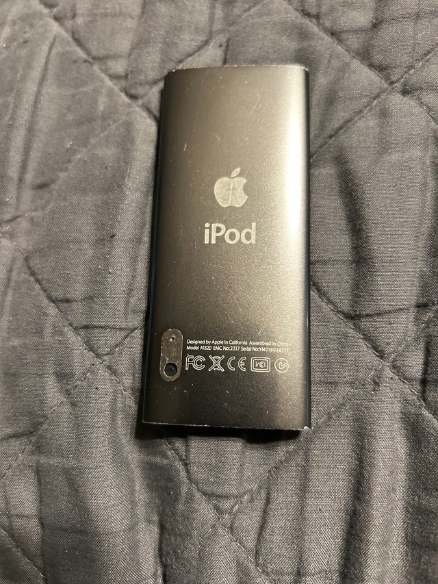Apple iPod Nano 8gb 5th Gen Gray Bundle (A1320/MC031LL) Camera in iPods & MP3s in Oshawa / Durham Region - Image 3
