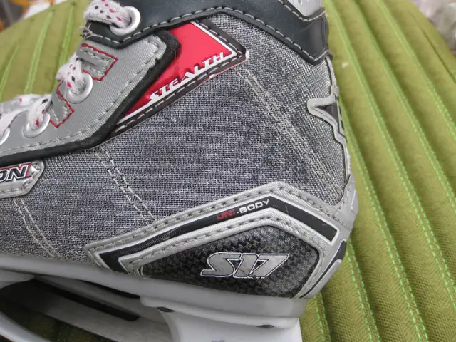 Youth EASTON Stealth S17 Ice Hockey Skates Size 11.5 EE VGC in Hockey in Winnipeg - Image 10