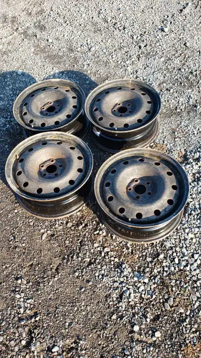 16 inch steel rims. Low km as it was second car mainly driven on summer tires.