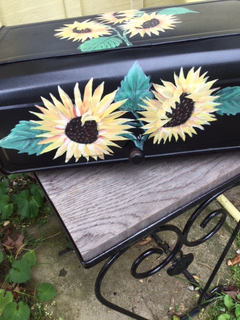 Up-cycled vintage tin bread box - hand painted Sunflowers! in Arts & Collectibles in Muskoka - Image 3