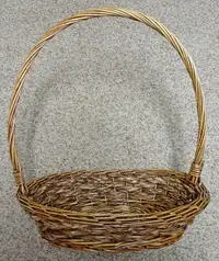 VINTAGE WICKER BASKET WITH HANDLE