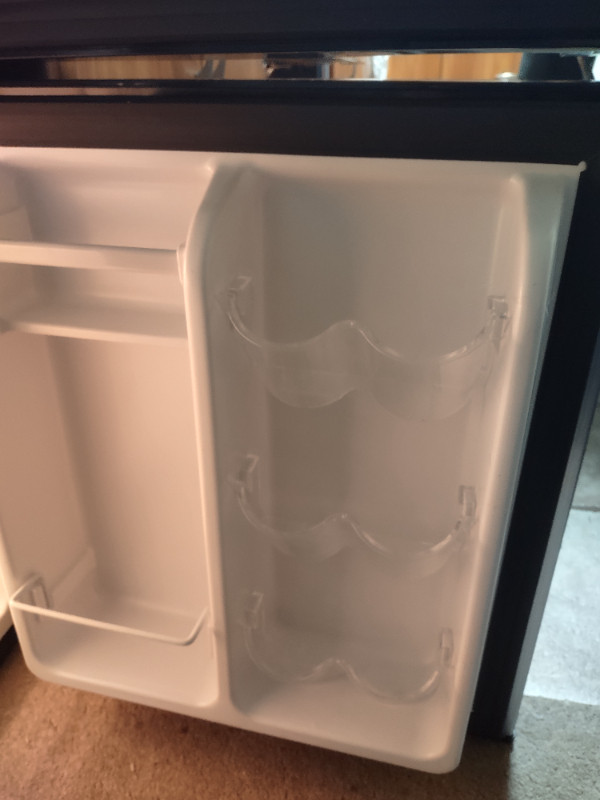 Insignia 3.0 Cu Ft. Mini fridge in Refrigerators in UBC - Image 3