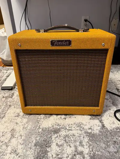 Selling my Fender Pro Junior IV tube amp in excellent condition. This amp delivers 15 watts of class...