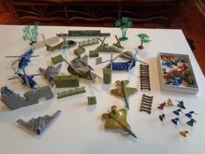 Jouet avec avions, hélicoptères et soldats en plastique, View more
