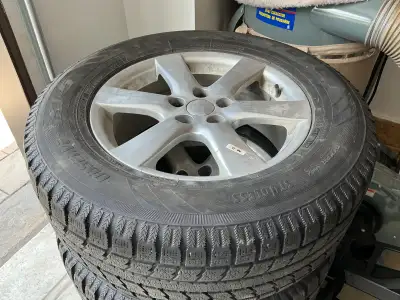 4 pneus d’hiver de marque Toyo (pour Toyota Highlander) servis deux hiver. 245/65R17/107S (made in J...