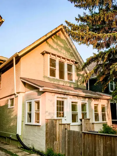 Character Cathedral 1BR+sun porch with A/C  |  2241 Retallack