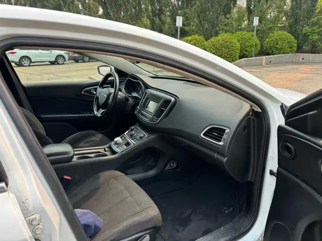 2015 Chrysler 200523046147295825927