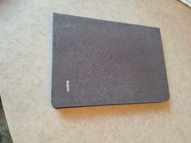 Apple iPad 5th Generation w/cover & charger in iPads & Tablets in Winnipeg - Image 4