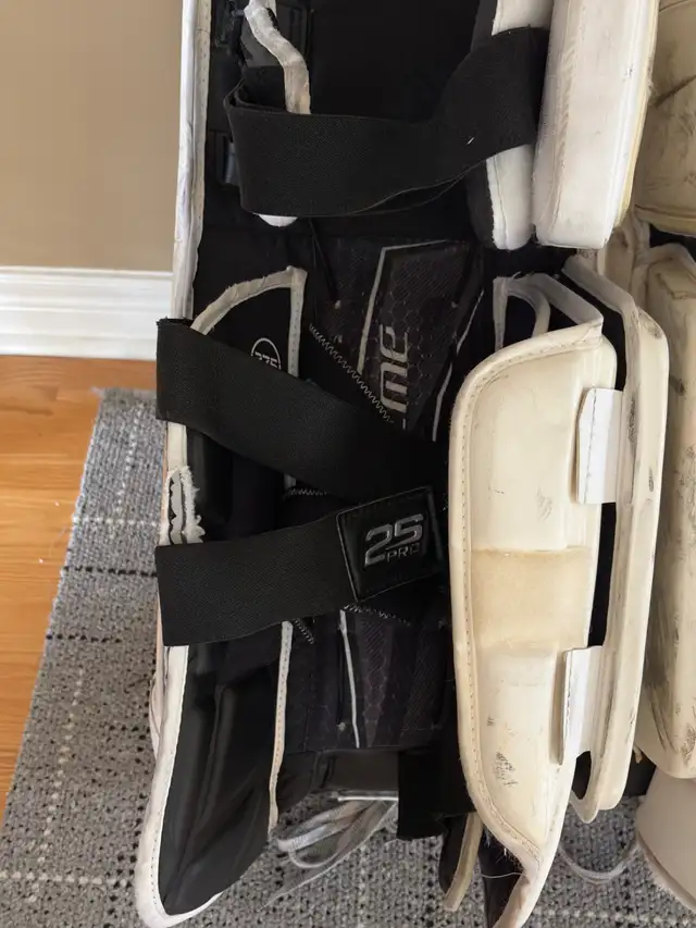 Bauer 2S Pro Senior Goalie Pads in Hockey in Oakville / Halton Region - Image 4