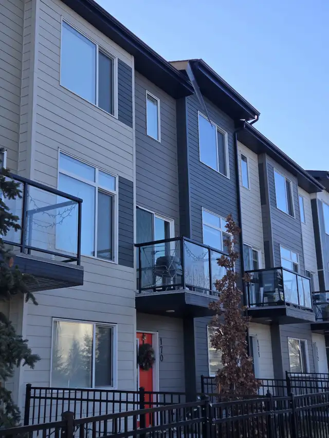 Hiring exterior renovation specialist/ siding installer/ helper. in Construction & Trades in Edmonton - Image 2