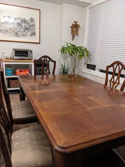 Old dining table with 5 matching chairs. Width : 44 inches Length : 69 inches Height : 30 inches.