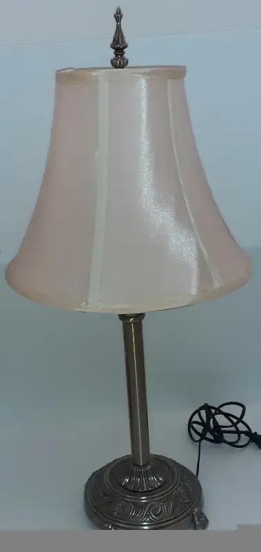 2× Portable table top lamps 31"tall. BEAUTIFUL ANTIQUE DESIGN in Indoor Lighting & Fans in Calgary - Image 4