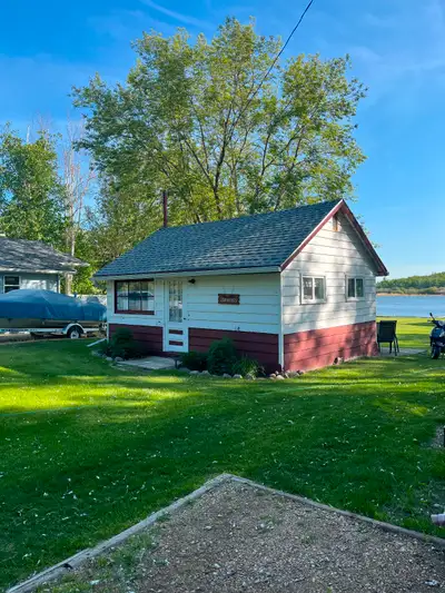 Cozy 2 rm. Cottage for sale to be moved. Located at Lac La Nonne. Building is easily movable and ins...