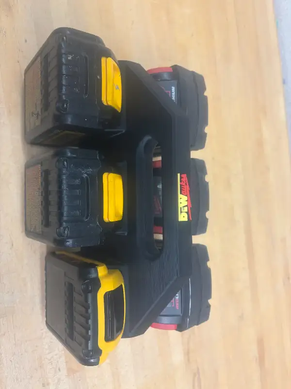 DeWaukee (DeWalt and Milwaukee M18) 6-pack Battery Caddy Holder in Power Tools in Markham / York Region - Image 5