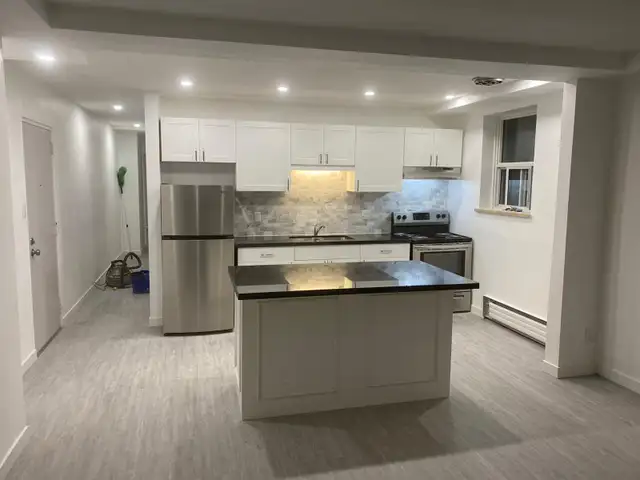 Large Renovated 2 Bedroom - Great Area -Quiet Building in Long Term Rentals in City of Toronto - Image 5