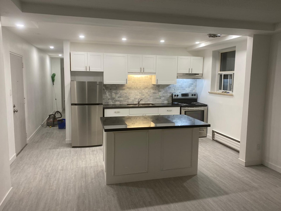 Large Renovated 2 Bedroom - Great Area -Quiet Building 4