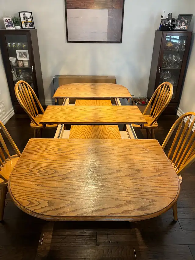Solid Oak Dining room table and 4 Oak chairs in Dining Tables & Sets in Hamilton - Image 5