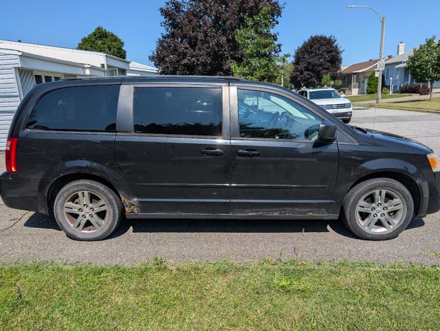 Dodge Grand Caravan 2010 stow and go — photo 3