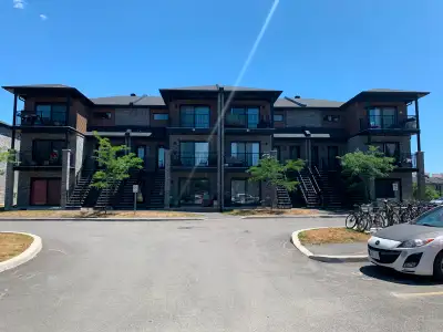 ****Français plus bas, **** Condo Plateau à louer - 2 chambres- 2ieme etage 2 bedroom appartement fo...