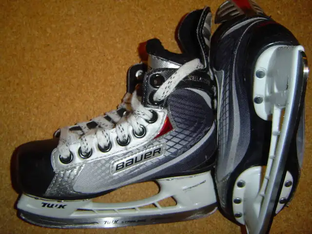 Ice Skates, Size 11-12 youth for shoe size 12-13.5 youth in Skates & Blades in City of Toronto - Image 4