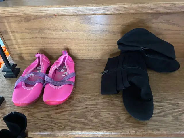 Various Girls Shoes size 9-3/4 in Kids & Youth in City of Toronto - Image 3