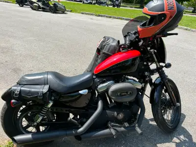 Harley-Davidson 2010 Sportster Nigthster 1200. Fearing avec phares au leds, plaque sur le coté d'ori...