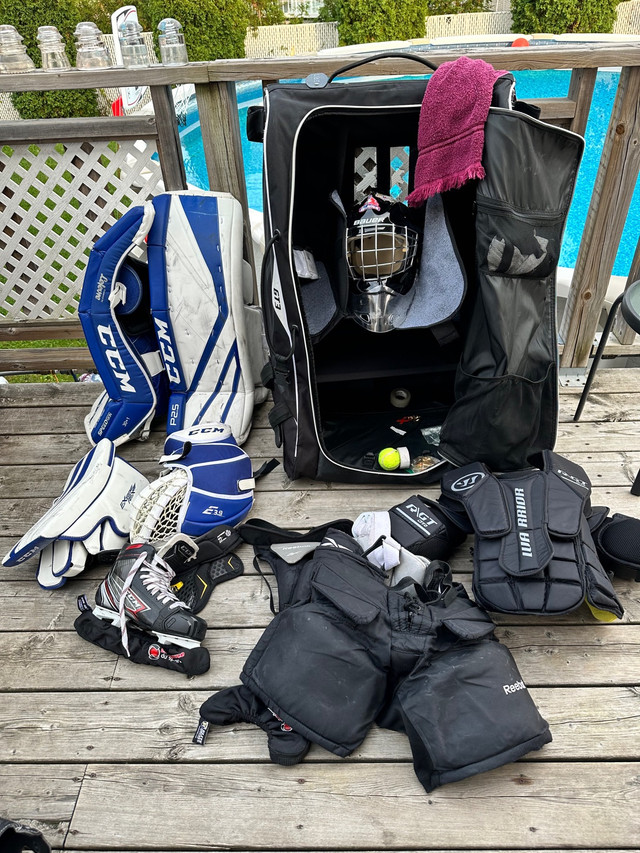Ccm teen youth goalie equipment in Hockey in Gatineau
