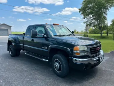 GMC sierra duramax 3500 diesel 4x4 Toujours bien entretenu, frein neuf. Air climatisé Cruz Tapis Wea...