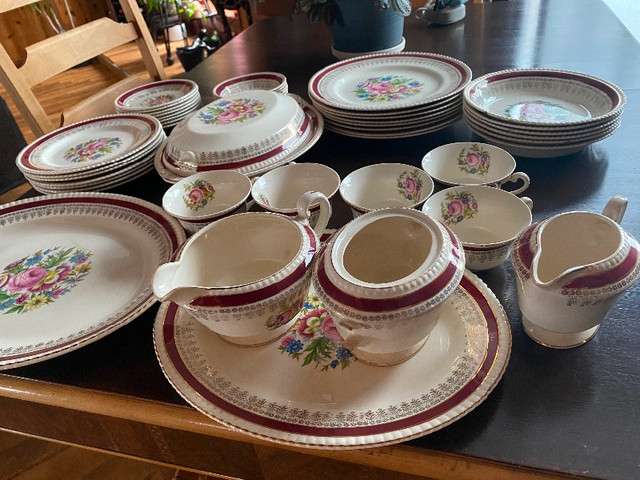 Set de vaisselle antique dans Art et objets de collection  à Rimouski / Bas-St-Laurent - Image 2