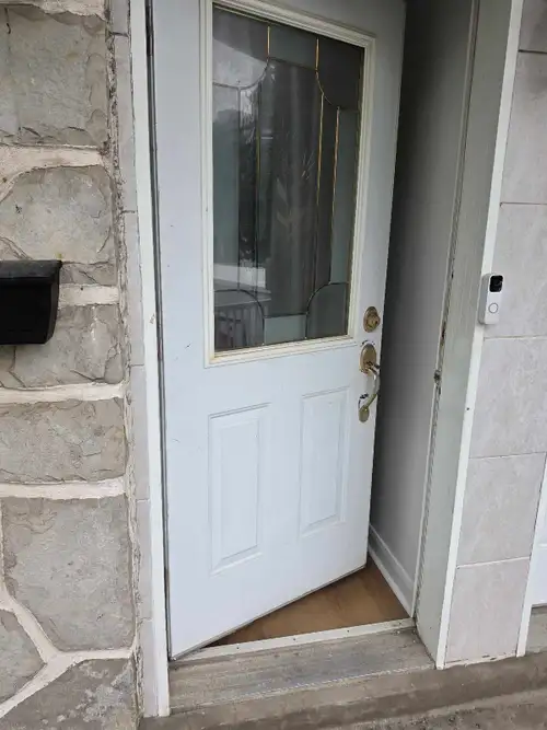 Ce spacieux appartement de 5 et demi offre une belle luminosité et des espaces de vie bien aménagés,...