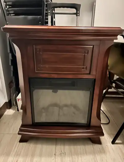 Foyer en vrai bois seulement la chaufferette fonctionne 60$ 28 large 12 épaisseur 36 de haut Levis