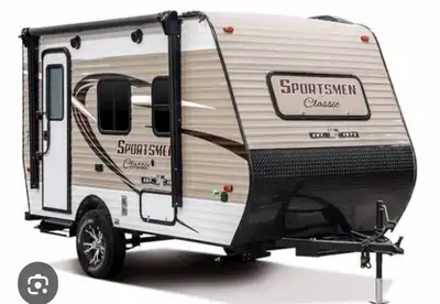 Wanted - looking for a small couples camper under 22 feet. Must have one slide. No bunkbeds. No fift...