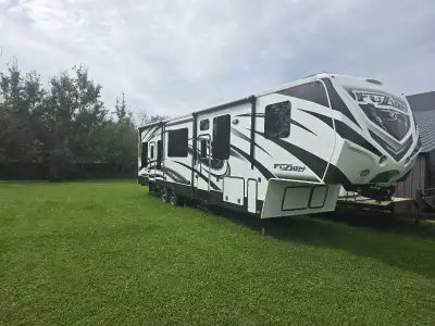 Fuzion 371 toyhauler loaded every option and some 11ft garage 6 way leveling Remote control awnings...