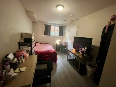 Room for Rent – Female Only 7 minute walk to Laurier University in Waterloo * Furnished room on the...