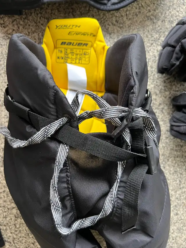 Youth Hockey Equipment (full set) in Hockey in Calgary - Image 4