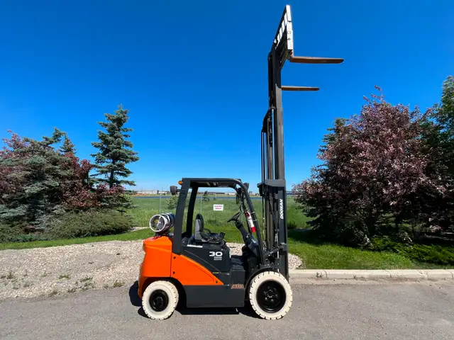 6000 lb Doosan G30-7 Used LPG Warehouse Gas Propane Forklift in Other in Saskatoon - Image 3