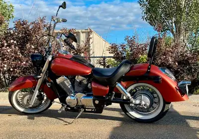 2006 Honda Shadow Aero 750 Mustang seat with over gas tank pouch. After market exhaust that sounds u...