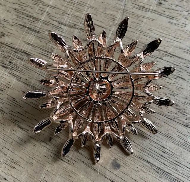 Vintage Starburst Pattern Brooch With A Faux Pearl. in Jewellery & Watches in City of Montréal - Image 3